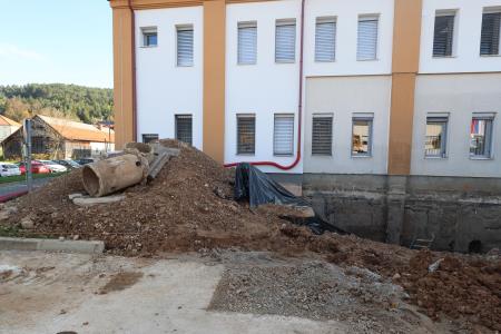 LEKARNA CERKNICA ZAČETEK GRADNJE PRIZIDKA 02 FOTO LJUBO VUKELIČ